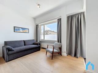 In deze prachtig gerenoveerde en instapklare studio, ideaal gelegen aan de Belgische kust. Dit lichtrijke appartement combineert comfort met functionaliteit in een modern en tijdloos interieur.<br /><br />De gezellige leefruimte is slim ingericht met een kwaliteitsvolle slaapbank, een charmante zithoek en een open keuken voorzien van alle basiscomfort.<br /><br />De lichte houten vloer en neutrale kleuren zorgen voor een rustige, frisse uitstraling. Dankzij het gebruik van ruimtebesparende oplossingen en praktische indeling voelt deze studio verrassend ruim aan.<br /><br />Perfect als vakantieverblijf, slimme investering of pied-à-terre aan zee. <br /><br />Indeling: Inkomhal, woonkamer met slaapbank, keuken, badkamer en afgezonderde ruimte voor stapelbed. <br /><br />Bij verdere interesse: <br /><br />Bel: 050 60 99 70<br />E-mail: info@immodenil.be