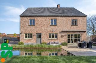 Zeer ruime gezinswoning op een perceel van 6A 68CA.Deze instapklare woning combineert ruimte, comfort en een uitstekende ligging in een...