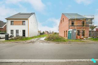 Ontdek deze nieuw te bouwen halfopen woning (aan 6% BTW!) in een kleinschalige verkaveling van slechts 4 loten. Het perceel van 475 m² biedt ruimte voor een moderne woning met een bewoonbare oppervlakte van ca. 195 m² (volgens indicatieve opmetingen). De koper geniet nog volledige inspraak in de indeling en keuze van afwerkingsmaterialen, binnen het voorziene budget. Zo creëer je een woning die perfect aansluit bij jouw wensen. De getoonde foto’s zijn van een reeds verkochte woning en dienen ter illustratie. Indeling: inkomhal met gastentoilet, riante leefruimte met open geïnstalleerde keuken (toestellen AEG) met annex berging/wasplaats. De verdieping omvat een nachthal, drie slaapkamers en een volledig geïnstalleerde badkamer (ligbad, toilet, inloopdouche en wastafelmeubel). De zolder is te bereiken via een vaste trap en kan ingericht worden als extra kamer. Troeven: BEN-woning (maximum E-peil E20) | Zonnepanelen aanwezig | Regenwater | CV op aardgas (via vloerverwarming)  | Ventilatiesysteem type C | Indeling en afwerking kan compleet worden aangepast binnen het budget | Reeds 50% verkocht | 6% BTW mogelijk. Contacteer ons voor meer informatie. 056 98 03 03 www.bordes.be