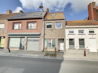 Deze gerenoveerde rijwoning vinden we terug in het centrum van Proven. In het dorp zelf zijn er 2 superettes, een bakker en slager en een...