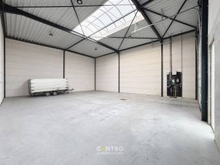 <u><strong>Benaderende AFMETINGEN: </strong></u><br />12m breed x 15,29m diep<br />1 parkeerplaats voor de deur<br /><br /><u><strong>AFWERKING:</strong></u>
<ul>
<li>Stalen constructie met volledige overspanning. </li>
<li>Gevelwanden in ytong</li>
<li>Gepolierde en gewapende betonvloer (15cm)</li>
<li>Geïsoleerd (10cm PIR) plat dak (2 laagse dakverdichting) met centrale lichtstraat (dubbelwandige polycarbonaat platen)</li>
<li>1 geïsoleerde, elektrische sectionaalpoort (h: 4,5m; b: 4m). </li>
<li>Afzonderlijke aluminium inkomdeur met raam, voorzien van aluminium schrijnwerk en hoge rendementsbeglazing. </li>
<li>LED-verlichting</li>
<li>Vrije hoogte van 6,2m (onder de spanten)</li>
</ul>
<br /><u><strong>NUTSVOORZIENINGEN:</strong></u><br />Alle voorzieningen zijn getroffen voor aansluiting van stadswater, elektriciteit (3 x 400V, 32A ), internet. <br />Afzonderlijke tellers<br /><br /><u>* Bijzonderheden:</u><br />- Vermelde prijzen zijn exclusief btw, gemene kosten en onroerende voorheffing.<br />- Onze referentie op <strong>www.centro.be</strong>: <strong>P0492</strong> of contacteer ons op <strong>050 70 01 02</strong>.