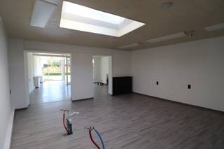 Ruime handelsruimte (voorheen kapsalon) met veel lichtinval voorzien van alle nutsvoorzieningen, keuken met spoeltafel, binnenkoer, badkamer...