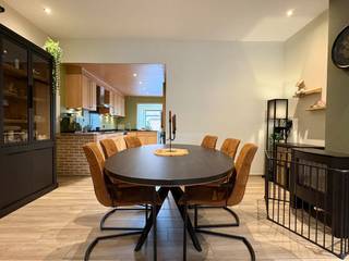 Starterswoning te koop in Roeselare 🏡Bij het binnenkomen word je verwelkomd in de gezellige leefruimte. Dankzij de hoge plafonds geniet je van een...