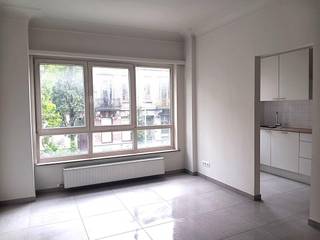 Gezellig 2 slpk app met terras gelegen op een toplocatie aan het Trendy Zuid.<br />Het appartement is op de 1e verdieping in een klein gebouw en bestaat uit: een zonnige gezellige woonkamer ca 20m² met aansluitend een ingerichte keuken.<br />Verder heeft het appartement 2 slaapkamers ca 13m², 9m² waarvan 1 slaapkamer toegang geeft tot het zonnig terras ca 2m² achteraan.<br />Er is een badkamer met douche, toilet en badkamermeubel, er is een aparte berging voorzien van aansluiting wasapparatuur.<br />Gezellig 2 slpk appartement gelegen aan het Trendy Zuid dicht bij het museum van schone kunsten, hogescholen , openbaar vervoer , winkels en restaurants,.. Zeker een bezoek waard!<br />Hp 900€ + 25€ of een totaal van 925€ per maand - beschikbaar onmiddellijk<br /><br />Bijkomende informatie:<br />epc 101kWh/m² – label B<br />gezellig 2 slpk app met terras/1e verdieping te bereiken met een trap<br />cv/water/elek – individuele meters<br />huurwaarborg 3 maanden bij Korfine, via een kapitalisatiebon<br />huurprijs 925€ per maand – beschikbaar onmiddellijk<br />vermelde opp is louter indicatief<br />intredende plaatsbeschrijving deel huurder 200€ + 21% Btw<br />P-score C – G-score C<br />niet in een risicozone voor overstromingen