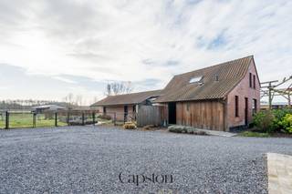 Deze eigendom is gelegen in een landelijke omgeving in Moerbeke, een deelgemeente van Lokeren. De locatie combineert rust met een...