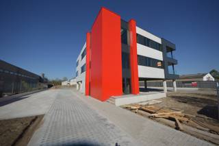 Instapklare nieuwbouwkantoren te huur met verschillende oppervlaktes, gelegen te Liederkerke op een makkelijk bereikbare locatie met...