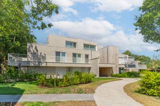 <h3><span>Exclusief nieuwbouwpenthouse van 152 m² met royaal terras, dubbele garage en lift tot in de woonst</span></h3>
<p><span>In een uitzonderlijk rustige omgeving met zicht op een prachtige parktuin bevindt zich dit exclusieve nieuwbouwpenthouse uit 2026. Met een bewoonbare oppervlakte van 152 m², een royaal privéterras, hoogwaardige afwerking, dubbele garage en een lift die rechtstreeks toegang geeft tot het penthouse, combineert deze woonst ruimte, comfort en privacy op hoog niveau. Dankzij het EPC-label A++ geniet u bovendien van een uiterst energiezuinige woonomgeving.</span></p>
<h4><span>Indeling</span></h4>
<p><span>De lift brengt u rechtstreeks naar het penthouse, wat zorgt voor een gevoel van privacy en exclusiviteit vanaf het eerste moment.</span></p>
<p><span>De inkomhal geeft toegang tot de ruime leefruimte die baadt in natuurlijk licht dankzij de grote raampartijen. De sfeervolle verlichting en de open indeling creëren een aangename woonomgeving waar rust en comfort centraal staan. Vanuit de leefruimte heeft u directe toegang tot het ruime terras dat als verlengstuk van de woonruimte fungeert.</span></p>
<p><span>De luxueuze keuken werd uitgerust met kwalitatieve materialen en alle hedendaagse toestellen. Een praktische en stijlvolle ruimte waar koken en gezellig samenzijn moeiteloos samengaan.</span></p>
<p><span>Verder beschikt het penthouse over twee ruime slaapkamers en een smaakvol afgewerkte badkamer die aansluit bij het hoogwaardige karakter van de woning.</span></p>
<h4><span>Wooncomfort</span></h4>
<p><span>Bij de afwerking werd gekozen voor duurzame kwaliteitsmaterialen en een tijdloze uitstraling. De combinatie van royale leefruimtes, veel lichtinval en hoogwaardige afwerking zorgt voor een bijzonder aangename woonervaring.</span></p>
<p><span>Dankzij de lift tot in het appartement, de dubbele garage en de fietsenberging geniet u dagelijks van extra comfort en gebruiksgemak.</span></p>
<h4><span>Buitenleven</span></h4>
<p><span>Het ruime privéterras vormt een echte meerwaarde en laat toe om in alle rust van het buitenleven te genieten. Daarnaast beschikt het gebouw over een verzorgde gemeenschappelijke parktuin die bijdraagt aan het groene en rustige karakter van deze residentie.</span></p>
<h4><span>Technische troeven</span></h4>
<ul>
<li><span>Nieuwbouw 2026</span></li>
<li><span>EPC A++</span></li>
<li><span>Lift met directe toegang tot het penthouse</span></li>
<li><span>Hoogwaardige afwerking</span></li>
<li><span>Dubbele garage</span></li>
<li><span>Fietsenberging</span></li>
<li><span>Grote raampartijen</span></li>
<li><span>Exclusieve residentiële omgeving</span></li>
</ul>
<h4><span>Ligging</span></h4>
<p><span>Gelegen in een bijzonder rustige omgeving met zicht op een parktuin. Hier woont u in alle sereniteit terwijl dagelijkse voorzieningen en verbindingswegen vlot bereikbaar blijven.</span></p>
<h4><span>Praktische informatie</span></h4>
<ul>
<li><span>Onmiddellijk beschikbaar</span></li>
<li><span>Dubbele garage inbegrepen</span></li>
<li><span>Fietsenberging aanwezig</span></li>
<li><span>Lift aanwezig</span></li>
</ul>
<h4><span>Interesse?</span></h4>
<p><span>Bent u op zoek naar een exclusieve woonomgeving waar ruimte, energiezuinigheid en hoogwaardige afwerking samenkomen? Contacteer ons voor meer informatie of een bezoek ter plaatse: Domestic Makelaars 014 61 03 86</span></p>