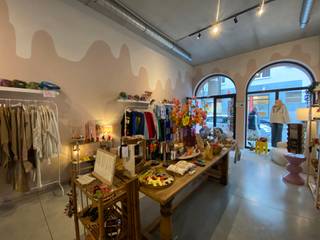 Polyvalente handelsruimte/showroom op het bruisende Zuid in Antwerpen. Gelegen in een zijstraat van de Kloosterstraat, op een absolute toplocatie met veel passage. Bovendien is deze locatie vlot bereikbaar via de Kaaien en bevindt u zich meteen op alle belangrijke invalswegen.<br /><br />De ruimte beschikt aan de voorzijde over grote boogramen, wat zorgt voor veel lichtinval en uitstekende zichtbaarheid vanaf de Kloosterstraat. Ideaal voor het creëren van een uitnodigende etalage of showroom. Daarnaast is er een kelderruimte van ca 16 m² met sanitair, perfect als opslagruimte.<br /><br />De gemeenschappelijke lasten: 30 Euro per maand.<br />Alle nutsvoorzieningen zijn privé op te nemen door de huurder.<br /><br />Beschikbaar vanaf 15 maart 2026.