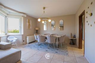 Welkom in dit prachtige en modern ingericht appartement van 109m² gelegen in Dilbeek.Het appartement beschikt over een ruime inkomhal met ingebouwde kasten, twee ruime slaapkamers, de open living- en eetkamer vormt het hart van deze woning. Het grote raam brengt overvloedig natuurlijk licht naar binnen en zorgt voor een lichte, uitnodigende sfeer. De grote keuken is functioneel en praktisch ingericht met houten kasten, moderne apparatuur en voldoende werkruimte.De badkamer heeft een moderne inloopdouche en voldoende opbergruimte.Tot slot kan u een staanplaats aankopen voor 20.000€.
