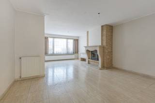 Are you looking for a ground floor apartment in Deurne? Then this apartment at Edelvalklaan 33 in Deurne is just the thing for you! <br /><br />The biggest advantage of this apartment is its location. The apartment is located on the Black Eagle in Deurne. This means that it is very quietly located, but close to major access roads, public transport, schools, shops. <br /><br />The layout of this apartment for sale in Deurne is as follows: <br />- Bright and spacious living space<br />- Open kitchen with all necessary comfort<br />- Two full bedrooms<br />- Bathroom<br />- Separate toilet<br />- Cozy garden/courtyard where you can relax in peace<br />- Private basement storage<br />- Garage box (fully included in price)<br />- Separate storage space in the entrance hall <br /> <br />If you like to enjoy the greenery, you are a 5-minute walk from the Ertbruggebos and the Rivierenhof, where you can enjoy nature, all kinds of activities or a nice terrace. <br /><br />Are you interested in this property for sale in Deurne? Don't hesitate to contact us. Deurne's Dewaele real estate office on the Turnhoutsebaan is happy to be at your service. Would you like a free estimation of your property? call us for an informal conversation on 03/666.66.66 or mail to deurne@dewaele.com 1380/1500<br /><br />Register of measures: no