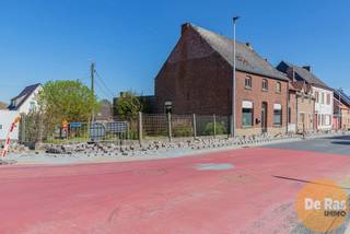 EERSTE KIJKMOMENT - Zat.. 18/4 vanaf 10u op afspraak (053/60.65.60)<br /><br />HAALTERT - Deze zeer praktische en grote renovatiewoning bevindt zich in het landelijke Haaltert op slechts 500 meter van het centrum. Vanuit het centrum bent u direct op de invalswegen richting Aalst en Geraardsbergen. Station van Haaltert is ook in de nabijheid, net zoals warenhuizen, HoReCa en openbaar vervoer.<br />Het huis is een HOB (hoekperceel) met heel veel zon-inval.<br />Het betreft een schitterend renovatieproject, de ruimte is alvast aanwezig en ook de funderingen van de woning zijn uiterst stabiel.<br />Hier kan een pareltje van gemaakt worden.<br />Momenteel is de indeling als volgt: Inkomhal met toegang tot de grote woonkamer en tot een eerste slaapkamer op de benedenverdieping. Vanuit de woonkamer kan je naar de keuken en badkamer. Er is ook nog een 2de slaapkamer aanwezig, deze kan eventueel ook ingezet worden als hobbykamer of werkruimte (bureau).<br />Er is een droge kelder!<br />Op de bovenverdieping liggen nog vele mogelijkheden, momenteel is dit 1 grote, open ruimte, waar naar hartelust kan gerenoveerd worden. 3 extra kamers en extra badkamer bijvoorbeeld, er kunnen gemakkelijk 4 ruimtes worden gecreëerd die door de nieuwe eigenaars naar eigen " goesting" kunnen worden ingevuld.<br />Zin om de handen uit de mouwen te steken en een bezoekje te brengen aan dit pand?<br />Maak gerust een afspraak via 053/60.65.60.<br /><br />De vermelde prijs is een richtprijs. Na ontvangst van de biedingen zal de verkoper beslissen of hij/zij de eigendom verkoopt aan het beste bod. De richtprijs is aldus niet bindend voor de verkoper. Voor meer info kunt u ons contacteren of het reglement raadplegen op onze website.