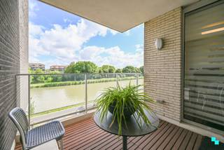 Ontdek dit prachtige appartement met twee slaapkamers en ondergrondse garagebox, gelegen op de derde verdieping van residentie Docksight met zicht...