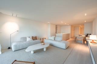 Magnifiek appartement op de wandeldijk in het Zoute, met adembenemend frontaal zeezicht en de duinen. Indeling: inkomhal met vestiaire en gastentoilet. Lichtrijke woon- en eetkamer met fantastisch frontaal zeezicht en uitgevend op het terras vooraan. Geïnstalleerde keuken met prachtige natuursteen Travertin, voorzien van alle apparatuur van Miele. Berging voor wasmachine en droogkast. 1ste slaapkamer met douchekamer (inloopdouche - toilet en dubbele lavabo). Tweede slaapkamer met aansluitend douchekamer. Beide slaapkamers zijn voorzien van ingemaakte kasten en geven uit op het zuidgericht terras achteraan met berging. Gemeenschappelijke fietsenberging. Mogelijkheid tot aankopen van een garagebox in de residentie. Concierge in het gebouw. Uitzonderlijk appartement op een topligging. De façade wordt volledig vernieuwd.