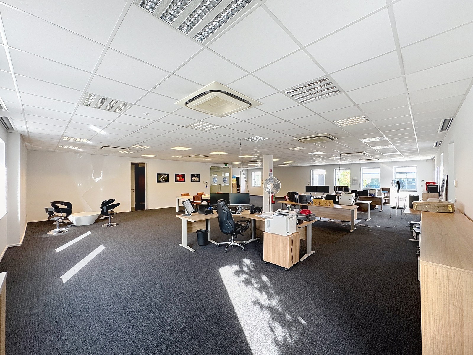 Instapklare KANTOORRUIMTE (217m²) voorzien van alle comfort (databekabeling, airco,...) en private parkeergelegenheid. Vlot bereikbaar via Expresweg van Brugge! - photo 5