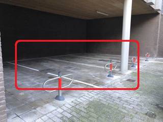 2 overdekte staanplaatsen te huur in centrum St. Gillis.  90€/staanplaats. Beschikbaar vanaf 1 juli 2025. Voorzien van beugel met sleutel...