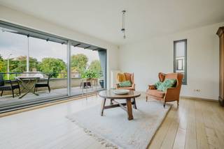 <p>LIGGING<br /><br />Ontdek dit <strong>ruime duplexappartement</strong> in de <strong>residentie Soenenspark</strong> (bouwjaar 2004), ideaal gelegen nabij het levendige centrum van <strong>Sint-Denijs-Westrem</strong>. Op wandelafstand vind je gezellige cafés, lokale handelszaken en alle dagelijkse voorzieningen.<br /><br />De <strong>uitstekende bereikbaarheid</strong> is een groot pluspunt: het centrum van <strong>Gent</strong>, winkels, scholen, de <strong>fietssnelweg</strong> en <strong>openbaar vervoer</strong> bevinden zich in de directe omgeving. Dankzij de strategische ligging geniet je van een <strong>vlotte aansluiting op de Kortrijksesteenweg</strong> en de <strong>opritten van de E40, E17 en R4</strong>, waardoor je moeiteloos elke bestemming bereikt.<br /><br />Daarnaast ligt het <strong>Parkbos</strong> vlakbij — de ideale plek om te wandelen, joggen of even tot rust te komen in het groen. De <strong>mobiscore van 8,5/10</strong> benadrukt de uitstekende ligging en mobiliteit van dit appartement.<br /><br />INDELING<br /><br />Bij het betreden van dit <strong>instapklare duplexappartement</strong> valt meteen de royale <strong>bewoonbare oppervlakte van maar liefst 150 m²</strong> op. De grote, open leefruimte geniet van natuurlijk licht dankzij de brede raampartijen met een <strong>open zicht</strong>. Vanuit de leefruimte geniet je directe toegang tot het <strong>ruime terras van 20 m²</strong>. De <strong>open, geïnstalleerde keuken</strong> vormt één geheel met de leefruimte. Aansluitend bevindt zich een <strong>praktische berging</strong>.<br /><br />Via de open trap bereik je de <strong>tweede verdieping</strong>, waar twee <strong>volwaardige slaapkamers</strong> rust en privacy bieden. De <strong>masterbedroom</strong> beschikt over een <strong>ensuite badkamer</strong> met ligbad, dubbele lavabo en inloopdouche. Daarnaast is er nog een <strong>tweede douchekamer</strong> aanwezig. Tussen beide kamers bevindt zich een <strong>open, multifunctionele ruimte</strong> — ideaal als <strong>bureau of hobbyruimte</strong>.<br /><br />In de kelder beschik je bovendien over een <strong>privéberging</strong> én een <strong>ondergrondse staanplaats</strong> (verplicht mee aan te kopen voor €30.000).<br /><br />Dit appartement heeft een <strong>EPC-label A</strong>, wat zorgt voor een <strong>energiezuinige en futureproof woonst</strong> met een <strong>laag verbruik</strong>.<br /><br />TROEVEN<br /><br />- Ruim appartement met een oppervlakte 150 m2 <br />- EPC A<br />- Uitstekende bereikbaarheid<br />- Ondergrondse autostaanplaats<br /><br />Mis deze kans niet! Neem vandaag nog contact op met Bram via +32 471 76 90 50 om een afspraak in te plannen.</p>