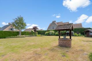 Perceel bouwgrond van 617 m² in de Hoekestraat te Westkapelle te koop.<br />De grond ligt in een residentiële villazone, op wandelafstand van het centrum van Westkapelle en op korte afstand van Knokke en het strand.<br /><br />Het perceel laat open bebouwing toe en is reeds opgemeten en afgepaald door een landmeter. Er rust geen bouwverplichting op. De perceelbreedte bedraagt 20 m en de toegelaten gevelbreedte 10 m. Volgens de verkavelingsvoorschriften is 30% van het perceel bebouwbaar, wat neerkomt op ongeveer 185 m².<br />Verdere bouwvoorschriften: maximaal 2 bouwlagen, nokhoogte beperkt tot 11 m, zadeldak met helling tussen 45° en 60°, inplanting op 5 m van de perceelsgrenzen.<br /><br />Contacteer immo NANO voor meer informatie of een bezoek ter plaatse.