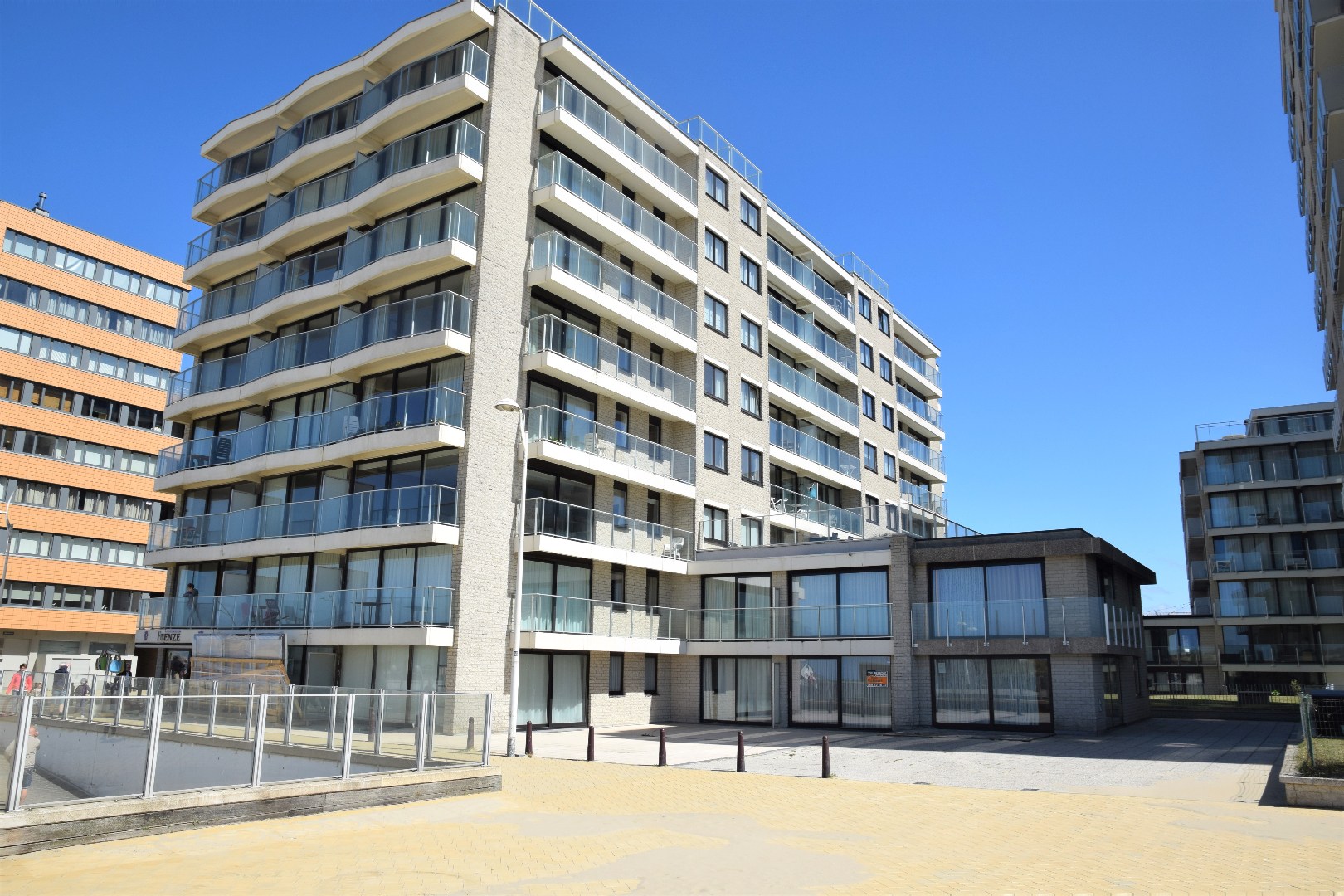 GROTE GARAGEBOX MET 4 PARKEERPLAATSEN (nummers 116-117-118-119) TE KOOP ONDER DE RESIDENTIES "SANDERLING + SANDPIPER" gelegen in de Kapellelaan 2 te De Panne - foto 2