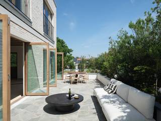 <strong>Exclusieve penthouse op een absolute toplocatie met weids zicht over water.</strong><br /><br /><em>Voor meer informatie mail naar info@carloeggermont.be </em><br /><br />Gelegen aan de Ferdinand Lousbergskaai vinden we deze luxueuze duplex penthouse in een kleinschalig architecturaal project met 2 exclusieve appartementen met bijzonder ruime terrassen en 3 stadswoningen omringd door groen.<br /><br />Het penthouse heeft 197m<sup>2</sup> bewoonbaar oppervlak met een privatieve lift, 3 slaapkamers, 2 badkamers en uitzonderlijk terras met een totale oppervlakte van 99 m<sup>2</sup> waarvan het zuidwest georiënteerde terras aan de voorzijde een prachtig zicht geniet over het water van de visserij en de stad.<br /><br />Dit is een exclusief project waar architectuur en hoogwaardige afwerking hoog in het vaandel worden gedragen.<br /><br />De visie van de bouwpromotor: ‘<em>high-end wonen op absolute toplocaties met bijzondere aandacht voor de persoonlijke visie van elke bewoner. Op locaties met sublieme uitzichten creëren wij projecten met een sterke architectuur en een concept dat helemaal gericht is op de woonbeleving van binnenuit. Altijd uniek, altijd anders dan anders</em>.’<br /><br /><strong>Kortom, een buitenkans voor wie op zoek is naar een unieke penthouse met hoogwaardige afwerking en royale buitenruimte met zicht in architecturaal project op een toplocatie.</strong><br /><br /><em>Mogelijkheid tot de aankoop van een privatieve staanplaats.</em>