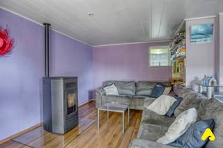 De woning omvat inkomhall, slaapkamer op gelijkvloers verdieping, badkamer voorzien van ligbad, toilet en lavabomeubel, open ingerichte keuken met aanpalend leefruimte. <br /><br />De woning beschikt over een zongerichte tuin en een ruime buitenberging. <br />Parking aanwezig voor de woning. <br /><br />TROEVEN:<br />- Goede investering <br />- 3 slaapkamers<br />- Zongerichte tuin