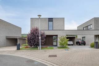 Deze moderne open bebouwing in Roeselare bevindt zich vlakbij het centrum en is vlot bereikbaar met de wagen, fiets en te voet. De jonge, groene en kindvriendelijke buurt maakt het een aangename plek om te wonen. De woning beschikt over twee volwaardige bouwlagen, een oprit voor drie wagens en een aparte carport.Via de inkomhal met gastentoilet kom je in de lichtrijke leefruimte met warm parket. Grote raampartijen zorgen voor een open gevoel. De open keuken sluit hier naadloos op aan en is volledig uitgerust met ingebouwde toestellen, een kwalitatief composieten werkblad en veel werkruimte. Aansluitend bevindt zich een praktische berging die dienst doet als wasplaats.De woning is omgeven door een zonnige, zuidwest georiënteerde tuin op een perceel van 379 m². De tuin is volledig omheind en voorzien van een ruim terras, tuinverlichting, een tuinhuis en een carport in duurzaam paddoekhout met laadpaal.Op de verdieping zijn er drie ruime slaapkamers, waarvan één met ingemaakte kasten. De badkamer beschikt over een dubbele lavabo, ligbad en inloopdouche. Daarnaast is er een apart toilet en extra bergruimte/technische ruimte.De woning is energiezuinig (label A), met verwarming via het warmtenet, 14 zonnepanelen en airco op de bovenverdieping. Gelegen in een doodlopende straat nabij winkels, scholen en belangrijke invalswegen. Startprijs: €425.000 - deadline bod: donderdag 11/06 14uDe algemene voorwaarden van Dewaele DIY kunt u steeds raadplegen via dewaele.com.Bestuursmaatregelen in het maatregelenregister: in aanvraag