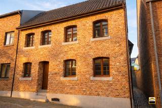 <p><span>Historisch karakter en modern wooncomfort in het hart van Borgloon</span></p><p><span> </span></p><p><span>In het charmante historische centrum van Borgloon bevindt zich deze unieke en karaktervolle <br />stadswoning met oorsprong in de 18e eeuw. Gelegen in een sfeervolle omgeving vol erfgoed, <br />pittoreske straatjes en gezellige pleinen combineert deze woning authentieke charme met <br />hedendaags wooncomfort en energiezuinige technieken.</span></p><p><span> </span></p><p><span>Duurzaam gerenoveerd met respect voor authenticiteit</span></p><p><span>Tussen 2000 en 2006 werd het pand grondig en duurzaam gerenoveerd met hoogwaardige <br />materialen en veel respect voor de historische elementen. Authentieke materialen werden <br />zorgvuldig hergebruikt en aangevuld met moderne technieken. Dankzij vloerverwarming, <br />uitstekende isolatie en zonnepanelen beschikt de woning over een gunstige EPC-score en een <br />aangenaam woonklimaat.</span></p><p><span> </span></p><p><span>Comfortabel en gezond wonen</span></p><p><span>De woning werd afgewerkt met kwalitatieve en natuurlijke materialen zoals eiken parket en <br />natuursteen, wat zorgt voor een warme en gezonde leefomgeving. De ruime kamers genieten <br />van veel lichtinval en creëren een aangenaam gevoel van ruimte. Voor extra ontspanning <br />beschikt de woning bovendien over een infraroodsauna.</span></p><p><span> </span></p><p><span>Indeling</span></p><p><span>De woning is gelegen op een perceel van 215 m² en biedt een bruto bewoonbare oppervlakte <br />van circa 200 m².</span></p><p><span> </span></p><p><span>Gelijkvloers</span><span><br />Ruime inkomhal met gastentoilet, een grote bureauruimte en een lichtrijke leefruimte met <br />eetplaats. De volledig ingerichte keuken sluit aan op een praktische berging/technische ruimte <br />met wasvoorzieningen en extra opslagruimte.</span></p><p><span> </span></p><p><span>Eerste verdieping</span><span><br />Drie ruime slaapkamers.<br />De master bedroom beschikt over een ensuite badkamer met lavabo, bidet, douche, ligbad en <br />toilet. De tweede slaapkamer heeft een eigen badkamer met douche, lavabo, toilet en <br />infraroodsauna. De derde slaapkamer biedt eveneens veel licht en ruimte.</span></p><p><span> </span></p><p><span>Zuidgerichte tuin met veel privacy</span></p><p><span>De charmante, zuidgerichte tuin vormt een oase van rust en privacy waar u volop kan genieten <br />van het buitenleven. Via de tuin heeft u directe toegang tot de historische Gasthuissteeg. </span></p><p><span>Daarnaast beschikt de woning over een praktische kelder voor extra bergruimte.</span></p><p><span> </span></p><p><span>Troeven van deze woning:</span></p><p><span>Authentieke 18e-eeuwse stadswoning</span></p><p><span>Energiezuinig gerenoveerd</span></p><p><span>Vloerverwarming en zonnepanelen</span></p><p><span>3 ruime slaapkamers en 2 badkamers</span></p><p><span>Infraroodsauna</span></p><p><span>Zuidgerichte tuin met veel privacy</span></p><p><span>Rustige ligging in het historische centrum van borgloon</span></p><p><span>Bruto bewoonbare oppervlakte ± 200 m²</span></p><p><span> </span></p><p><span>Bent u op zoek naar een karaktervolle woning met moderne luxe in een historische setting? <br />Dan is dit bijzondere pand in borgloon beslist een bezoek waard.</span></p><p><span> </span></p>