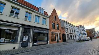 Handelspand met woongelegenheid op een commerciele ligging in de Ezelstraat, een drukke invalsweg in het centrum van Brugge, op 500 meter van de Markt. Uitstekend gelegen nabij de ring, openbaar vervoer (bushalte), Snuffel hostel en op wandelafstand van parking de Biekorf. Een pand met potentieel! ** + Uitstekende mobiscore 9,4 op 10! ** ** Omvat 2 handelsruimtes, berging met voorziening keuken, afzonderlijk toilet, mezzaninezolder, ingerichte keuken, inloopdouche, leefruimte en 2 slaapkamers. ** Vastgoedinfo in aanvraag! ** #slimondernemen #brugge #bizbrugge ** ** Bruikbare vloeroppervlakte 146 m² ** Totale grondoppervlakte 86 m²
