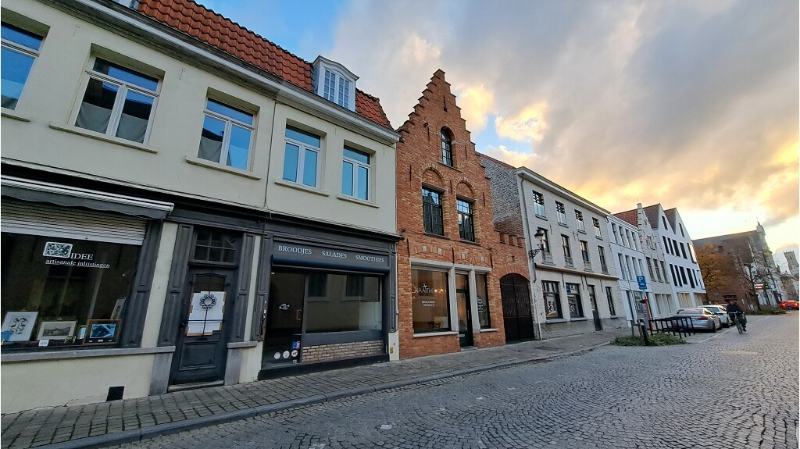 Handelpand met woongelegenheid te koop in Brugge - photo 1
