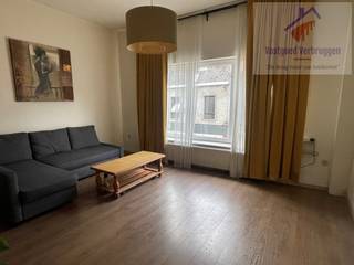 Deze te renoveren eigendom is gelegen in de Koolstraat in het centrum in Aalst. Van hieruit is werkelijk alles te voet bereikbaar.<br /><br />De eigendom staat kadastraal gekend als handelshuis. In 2022 werd een functiewijziging naar eengezinswoning bekomen.<br /><br />De woning verrast door de ruimte en werd reeds gedeeltelijk gestript op het gelijkvloers, waar momenteel enerzijds de vroegere winkelruimte is gelegen, anderzijds een afzonderlijke inkomhal en de ruimtes die kunnen ingericht worden als badkamer, keuken en woongedeeltes. Op de tussenverdieping is een eerste slaapkamer. Op de eerste verdieping de woonkamer, keuken en badkamer met douche en toilet en vaste trap naar de zolder waar gemakkelijk twee extra slaapkamers kunnen gemaakt worden.<br /><br />Ben je een handige Harry op zoek naar een woning met centrale ligging, met véél ruimte (195 m² bruikbare vloeroppervlakte) en een tuin, dan is deze eigendom zeker een bezoek waard.<br /><br />Neem contact op met ons via info@vastgoedverbruggen.be of tel 053/666.446