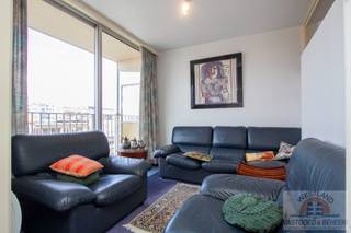 Bent u op zoek naar een appartement dat u volledig naar eigen smaak kunt moderniseren? Dan is dit verzorgde éénslaapkamerappartement op de zesde verdieping beslist een bezoek waard. Dankzij de goede onderhoudsstaat vormt het de ideale basis om een hedendaagse woonst te creëren, volledig afgestemd op uw eigen wensen.<br />Het appartement beschikt over een lichtrijke leefruimte, een slaapkamer en een praktische indeling. Bovendien is een privatieve kelderberging inbegrepen in de vraagprijs, wat zorgt voor extra opbergruimte.<br />Of u nu op zoek bent naar een vaste woonplaats, een tweede verblijf aan zee of een interessante investering, dit appartement biedt tal van mogelijkheden. Een mooie kans voor wie op zoek is naar een verzorgd appartement met veel potentieel op een aantrekkelijke ligging.