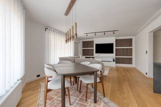 In het hart van Strombeek vindt u dit volledig vernieuwde en uitzonderlijk ruime appartement van maar liefst 190 m². Dankzij de centrale ligging bevinden winkels, openbaar vervoer en belangrijke invalswegen zich op wandelafstand.<br />Het appartement verwelkomt u via een aangename inkomhal die leidt naar de lichtrijke woonkamer van 33 m² met aansluitend een open ingerichte keuken. De ruime nachthal geeft toegang tot drie volwaardige slaapkamers, waarvan één beschikt over een en-suite badkamer. Daarnaast is er nog een aparte badkamer voor extra comfort.<br />Een bijkomende troef is de grote dressing, die eventueel ook kan worden ingericht als extra slaapkamer mits het plaatsen van een raam. Er kan ook nog een vijfde slaapkamer worden ingericht mits het plaatsen van een muur.<br />Het appartement werd volledig vernieuwd en is bovendien energiezuinig (score B) dankzij driedubbele beglazing en individuele verwarming op gas. Ingebouwde spots zorgen voor een moderne en stijlvolle afwerking.<br />Troeven: Bewoonbare oppervlakte van ca. 190 m², 3 ruime slaapkamers (mogelijkheid 5), en-suite badkamer + aparte badkamer<br />volledig vernieuwd, driedubbele beglazing, individuele verwarming op gas, centrale ligging in Strombeek<br />Een uniek en uitzonderlijk ruim appartement dat comfort, ruimte en een uitstekende ligging combineert.