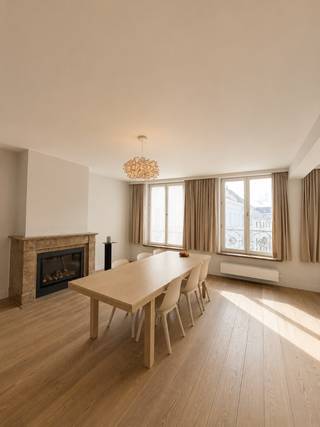 TE HUUR - GENT. Op een uitzonderlijke locatie in het historische hart van Gent, tussen de Sint-Baafskathedraal en de Vrijdagsmarkt, bevindt zich dit stijlvol gerenoveerde duplex-appartement van ca. 165 m². Gelegen op één van de hoogste punten van de stad, combineert deze unieke woonst een rustige ligging met een ongeëvenaarde nabijheid van alle historische pracht, gezellige pleinen en stedelijke voorzieningen.<br /><br />Het appartement werd met veel zorg en oog voor detail volledig gerenoveerd, waarbij uitsluitend hoogwaardige materialen werden gebruikt. De eigendom straalt tijdloze elegantie uit en biedt een harmonieus samenspel van authentiek karakter en hedendaags wooncomfort.<br /><br />De duplex omvat een lichtrijke leefruimte met open keuken en eetplaats, twee volwaardige slaapkamers, een badkamer en een praktische berging met aansluiting voor wasmachine. De leefruimte geeft uit op een dakterras, waar u geniet van een uitzonderlijk uitzicht op de toren van de Sint-Baafskathedraal, een zeldzaam en bijzonder decor midden in de stad.<br /><br />Huurprijs: € 1.750/maand, inclusief algemene kosten.
