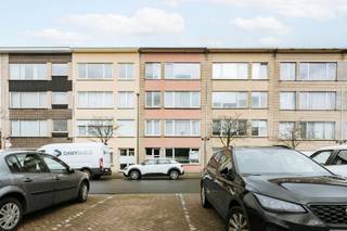 <p><strong>Wonen in de Portugezenwijk betekent rustig residentieel wonen met alles binnen handbereik. Op wandelafstand liggen Park Sorghvliedt en Schoonselhof voor extra groen; buurtwinkels, scholen en openbaar vervoer zijn dichtbij. Via de A12 en de Ring sta je snel in Antwerpen, zonder de drukte aan je voordeur.</strong></p><p><br /></p><p>Je komt binnen via de inkomhal – aansluitend een ruime woonkamer – moderne keuken met ingebouwde oven, inductiekookplaat, afwasmachine en veel kastruimte – twee slaapkamers met airco – moderne badkamer met dubbele lavabo en inloopdouche – achteraan een klein, onderhoudsvriendelijk koertje.</p><p><br /></p><p><strong>Extra troeven</strong></p><ul><li>Elektriciteit is conform</li><li>Garagebox (met zonnepanelen) mee aan te kopen: <strong>€ 30.000</strong></li></ul>