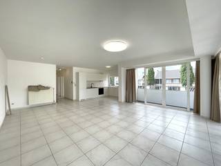 Dit appartement (95m² ) (Residentie Myosotis) is gelegen in het centrum van Lochristi en bevindt zich op wandelafstand van winkels, scholen en bushalte.<br />Het ruime appartement omvat living met open ingerichte keuken en toegang tot het omringende balkon. Daarnaast biedt dit lichtrijke appartement een inkomhal, 2 slaapkamers, badkamer met ligbad en dubbele lavabo, apart toilet en berging. <br />Verder is een autostaanplaats en een kelderberging aanwezig.<br /><br />Huurprijs:1150,00€/mnd + 25,00€ alg kosten/mnd = 1175,00€/mnd.<br />Onmiddellijk beschikbaar. <br />Interesse in dit appartement? Mail ons met uw naam EN telefoonnummer (info@loimmo.be).<br />Wij contacteren u, GEEN telefonische afspraken!