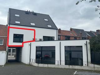 Op zoek naar een modern en energievriendelijk appartement met 1 slaapkamer?<br />Dit appartement is gelegen op de eerste verdieping van een kleine residentie met in totaal 4 appartementen en op het gelijkvloers een kantoorruimte.<br />Het bouwjaar = 2000, en het appartement is gebouwd op een energiezuinige manier (energielabel A).<br />Het appartement kent volgende indeling: centrale inkomhal + eet- en leefruimte met een open keuken met kookvuur, dampkap, oven, vaatwasser, ijskast en dubbele lavabo + apart toilet + berging/wasplaats + 1 ruime slaapkamer + badkamer met inloopdouche &amp; lavabomeubel.<br />In het gebouw is een gemeenschappelijke fietsenberging &amp; vuilbakkenberging aanwezig en er kan gebruik gemaakt worden van de gemeenschappelijke parking achteraan het gebouw.<br />Momenteel is dit appartement nog verhuurd tegen een maandelijkse huurprijs = 760,00 EUR.<br />Het gebouw is heel centraal gelegen in het centrum van Temse. Er is een zeer vlotte bereikbaarheid, zowel per fiets als per auto als met het openbaar vervoer.<br />Heb je interesse in dit moderne appartement? Neem dan contact op met Hans via e-mail hans@finactor.be of via GSM +32 497 26 99 37.