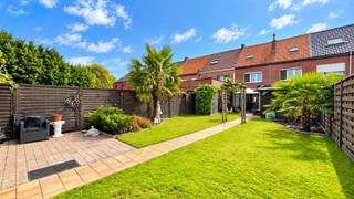 Deze ruime woning staat op een gezellig perceel van 272 m² en ligt op korte afstand van de invalswegen en de omliggende centra. Een praktische ligging voor wie alles graag vlot bereikbaar heeft.<br /><br />De volwaardige en ruime leefruimte geniet van maximale lichtinval en sluit daarnaast aan op de recent vernieuwde veranda. Dankzij de actieve verwarming in de veranda kan je doorheen het ganse jaar van deze ruimte genieten. De aansluitende keuken is voorzien van alle toestellen en heeft een koele kelder voor de opslag van conserven. Verder beschikt de woning over een vernieuwde badkamer op het gelijkvloers en een tweede badkamer op de eerste verdieping. De 3 ruime slaapkamers op de eerste verdieping en 4de zolderkamer met vaste trap kan dienst doen als extra slaapkamer of polyvalente ruimte. <br /><br />De woning geniet van een gunstig EPC-label C (251 kWh/m²/jaar) met dubbele beglazing, houten schrijnwerk en rolluiken en de recent vernieuwde condenserende gasketel.<br /><br />Troeven:<br />- Ruim woonhuis in rustige doodlopende straat<br />- 4 volwaardige slaapkamers<br />- ruime lichtrijke leefruimte met aparte keuken en veranda<br />- 2 badkamers (één op gelijkvloers en één op de eerste verdieping)<br />- praktische garage met doorgang tot de tuin<br />- gezellige tuin voorzien van aparte tuinberging<br /><br />Dankzij de ruime oprit en inpandige garage heb je ook steeds voldoende plaats voor de wagen.<br />Dit is een woning met heel wat ruimte en mogelijkheden op een centrale plek in Zelzate!<br />Meer info of een bezoek? Bel WIJSvastgoed op +32 9 395 80 10 !