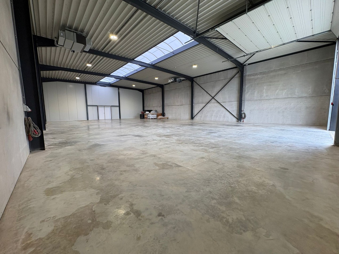 Gerenoveerde industriehal van 360 m² op bedrijvenpark Nagelsberg ! - foto 4