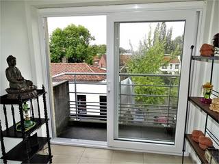 Gezellig dakappartement met lift bestaande uit de leefruimte met aanpalend de ingerichte open keuken met terrasje, apart toilet, ruime badkamer...