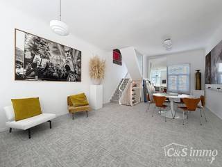 <p>Op een uitstekende ligging, vlak bij het Justitiepaleis op het Antwerpse Zuid en toch in alle rust, bevindt zich dit elegante duplexappartement. Het appartement maakt deel uit van een kleinschalig gebouw met slechts twee wooneenheden en strekt zich uit over de bovenste twee verdiepingen. Via de inkomhal bereikt u het tussenverdiep, waar de moderne, volledig ingerichte keuken zich bevindt, evenals een apart gastentoilet. Op de eerste verdieping vindt u een ruime en lichtrijke leefruimte van ca. 41 m², gekenmerkt door hoge plafonds en ingedeeld in een gezellige zit- en eetkamer met maatwerk. De grote ramen met dubbele beglazing zorgen voor een overvloed aan natuurlijk licht.De bovenste verdieping herbergt een comfortabele slaapkamer van ca. 17 m² met ingebouwde kasten en een stijlvolle, ruime badkamer. Deze strakke badkamer is uitgerust met een dubbel lavabomeubel, een inloopdouche en een toilet. Tot slot biedt een uittrektrap toegang tot de afgewerkte zolder. Het appartement beschikt over een privatieve gasverwarming en airconditioning. Ruime privatieve kelderberging.</p>