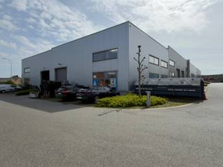 KMO-unit van 235 m² in de ambachtelijke zone Hoogmolen te Kruishoutem, met vlotte aansluiting op de E17 (op- en afritten Kruishoutem en...