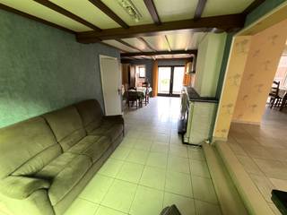 Ontdek deze ruime woning, ideaal voor wie op zoek is naar een project met potentieel. Met een bewoonbare oppervlakte van 296m² en een perceeloppervlakte van 370m², biedt deze woning talloze mogelijkheden voor renovatie en personalisatie. Bij binnenkomst wordt u verwelkomd in de inkomhal die leidt naar een open leefruimte, ideaal voor een eetkamer of een gezellige zithoek. De keuken is functioneel en voorzien van alle noodzakelijke aansluitingen. De woning beschikt over meerdere ruimtes die naar eigen wens kunnen worden ingedeeld, waardoor u de mogelijkheid heeft om een aantal slaapkamers en badkamers naar uw behoeften te ontwerpen. Aan de achterzijde bevindt zich een zonnig terras dat uitkijkt op een onderhoudsvriendelijke tuin, een geweldige plek voor ontspanning en buitenactiviteiten. De kelder biedt extra opslagruimte, 1ste berging van € 16m² en een 2de berging van 13m². De garages geven een gezamelijke oppervlakte van 45m². Dit pand is gelegen in een rustige straat en toch nabij alle essentiële voorzieningen en openbaar vervoer. Een unieke kans om van dit pand een droomhuis te maken. Aarzel niet en plan vandaag nog uw bezichtiging!
