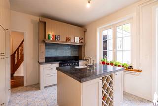<strong><span>Gerenoveerde en instapklare gezinswoning met 3 slaapkamers, 2 recent vernieuwde badkamers, een ruime zolderkamer, een losstaande garage en een gezellige stadstuin op een perceel van ca. 350 m². <br />Dankzij de praktische indeling, de recente renovaties en de centrale ligging binnen de ring van Turnhout vormt deze woning een ideale thuisbasis voor gezinnen of koppels die op zoek zijn naar ruimte en comfort. De Grote Markt, winkels, scholen en openbaar vervoer bevinden zich allemaal op wandel- of fietsafstand. <br /><br /></span></strong><span><span><span>Gelijkvloerse verdieping:<br /></span></span></span>Via de inkomhal, voorzien van een vestiaire en toegang tot de kelder, betreedt u de woning. Vanuit de hal bereikt u de lichtrijke leefruimte, die voldoende plaats biedt voor zowel een gezellige zithoek als een eet- of werkruimte.
<div>
<p>Aansluitend bevindt zich een aparte kamer die naar wens kan worden ingericht als bureau, speelkamer of hobbyruimte.</p>
<p>De keuken is praktisch ingericht met een losstaand keukenblok en uitgerust met kwalitatieve toestellen, waaronder een Boretti-gasfornuis met 6 pitten, een Miele-vaatwasser, oven, koelkast en microgolfoven. Dankzij de vele kasten geniet u bovendien van voldoende opbergruimte.</p>
<p>Naast de keuken bevindt zich een handige bijkeuken met extra bergruimte en aansluitingen voor een wasmachine en droogkast.<br /><br /><span>Eerste verdieping:<br /></span>Op de eerste verdieping bevinden zich 3 ruime slaapkamers, elk voorzien van vliegenramen.<br /><br />Verder beschikt deze verdieping over twee recent vernieuwde badkamers. De eerste badkamer is uitgerust met een ligbad en een dubbele wastafel. De tweede badkamer beschikt over een inloopdouche en wastafel. Beide badkamers zijn voorzien van automatische ventilatie.<br /><br /><span>Tweede verdieping:<br /></span>Via de vaste trap bereikt u de ruime zolderkamer. Deze is voorzien van airconditioning die zowel kan koelen als verwarmen. De ruimte kan perfect dienen als extra slaapkamer, dressing, hobbykamer of bureau.<br /><br /><span>Buitengebeuren:<br /></span>De volledig omheinde stadstuin met vijver creëert een aangename en groene buitenomgeving waar u in alle rust kunt genieten.<br /><br />Daarnaast beschikt de woning over een aparte garage die bereikbaar is via de oprit naast de woning. De garage biedt plaats aan één wagen en extra opslagmogelijkheden.<br /><br />Op de oprit naast de woning is bovendien bijkomende parkeergelegenheid voorzien op eigen terrein.<br /><br /><span>Bijzonderheden:<br /></span>- Instapklare woning<br />- Badkamers, keuken en vloeren vernieuwd in 2025<br />- 3 volwaardige slaapkamers<br />- Ruime zolderkamer bereikbaar via vaste trap<br />- Elektriciteit en sanitair recent vernieuwd<br />- HR-condensatieketel (Junkers)<br />- Airconditioning op de zolderverdieping<br />- Kelder aanwezig<br />- Garage en private parkeergelegenheid<br />- Gunstige ligging binnen de Turnhoutse ring<br /><br /><span>Stedenbouwkundige inlichtingen in aanvraag</span></p>
</div>