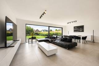 <p>Deze instapklare woning combineert grote leefruimtes met een praktische indeling en hedendaags comfort.<br />De woning heeft een energielabel “A” en is gelegen in een rustige, kindvriendelijke omgeving.</p>
<p><strong>GELIJKVLOERS</strong><br /><strong>Inkomhal van 20m²</strong> op tegel met gastentoilet en handenwasser.<br />De <strong>woonkamer van 50m²</strong> op tegel is voorzien van een TV-meubel en biedt via een grote schuifraam toegang tot de tuin.<br />Aansluitend bevindt zich de <strong>open keuken van 15m²</strong> met ontbijthoek en kookeiland. De keuken is uitgerust met een AEG-inductiekookplaat en geïntegreerde dampkap, een koelkast, vaatwasser, combi-oven, heteluchtoven en spoelbak.<br />De <strong>wasplaats van 13m²</strong> op tegel beschikt over aansluitingen voor wasmachine en droogkast en een ingebouwde kastenwand.<br />De volledig omheinde tuin beschikt over een <strong>terras van circa 30m².<br /></strong>De <strong>carport van 22m²</strong> is aangelegd met klinkers.</p>
<p><strong>1STE VERDIEPING</strong><br /><strong>De overloop van 10m²</strong> beschikt over een nachttoilet, linnenkasten en een technische ruimte.<br />De <strong>hoofdslaapkamer van 18m² </strong>heeft een aansluitende van <strong>dressing van 8m².</strong> De <strong>badkamer van 12m²</strong> is uitgerust met een ligbad, inloopdouche en dubbel lavabomeubel.<br />Verder zijn er nog een <strong>2<sup>de</sup> slaapkamer van 17m²</strong> en een <strong>3de slaapkamer van 19m².</strong></p>
<p><strong>BIJZONDERHEDEN<br /></strong>De vermelde “bewoonbare oppervlakte” is gebaseerd op de “bruikbare vloeroppervlakte” zoals vermeld in het EPC.<br /><strong></strong>Niko home control domotica-aansluiting, 19 zonnepanelen, vloerverwarming voor zowel verwarmen als koelen, dubbele beglazing, aluminium schrijnwerk, vaste vliegenhorren, aansluiting voor alarm en videofoon.</p>
<p><strong>POSITIEVE PUNTEN<br /></strong>Instapklaar<br />Energielabel “A”<br />Zéér goede bereikbaarheid<br />Kindvriendelijke omgeving<br />Gelegen in een doodlopende straat<br />Nabij winkels, scholen en openbaar vervoer</p>