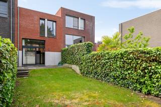 <p>Gelegen in een rustige doodlopende straat in Mortsel, geniet deze energiezuinige woning van een veilige en kindvriendelijke ligging met weinig doorgaand verkeer. Winkels, scholen, openbaar vervoer en recreatiemogelijkheden bevinden zich in de onmiddellijke omgeving. Hierdoor combineert de woning een rustige woonomgeving met een uitstekende bereikbaarheid. Bovendien is er voldoende parkeergelegenheid in de straat.</p>
<p>Via de inkomhal met stijlvolle zwarte tegelvloer bereikt u het aparte gastentoilet en de inpandige garage. De open keuken sluit naadloos aan op de ruime eetkamer en biedt een mooi zicht op de tuin. De keuken is volledig uitgerust met een koelkast, oven, elektrische kookplaat, inox afzuigkap en een geïntegreerde vaatwasser.</p>
<p>Op het tussenniveau bevindt zich de gezellige leefruimte met parketvloer. Een verdieping hoger vindt u de badkamer, voorzien van een ligbad, een dubbele lavabo met badkamermeubel en een tweede toilet. Op dezelfde verdieping ligt eveneens de ruime hoofdslaapkamer.</p>
<p>De tweede verdieping beschikt over twee bijkomende slaapkamers en een praktische berging met aansluitingen voor wasmachine en droogkast.</p>
<p>Verder beschikt de woning over een inpandige garage en een aangename tuin.</p>
<p><strong>Troeven</strong></p>
<p><b>- </b>Energiezuinige woning</p>
<p>- Rustige, kindvriendelijke ligging</p>
<p>- 3 slaapkamers</p>
<p>- Inpandige garage</p>
<p>- Volledig uitgeruste keuken</p>
<p>- Leuke tuin</p>
<p>- Voldoende parkeergelegenheid<br /><br />Bent u op zoek naar een comfortabele gezinswoning op een rustige locatie? Dan is deze woning zeker een bezoek waard.<br /><br />Attesten beschikbaar via: https://jamar.immo/<br />Stedenbouw: Wg, vg, Gvkr, Gmo, vv – geen overstromingsgevoelig gebied, geen worg</p>