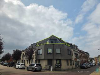 <p><strong><u>1 slaapkamer appartement met terras en autostaanplaats gelegen in het centrum van Arendonk.<br /><br />Een bezoek aanvragen kan eenvoudig via onze website: www.immodrie.be. Zoek het pand terug onder 'Te Huur' en selecteer vervolgens op de pagina de optie 'Bezoek aanvragen'. Omwille van de grote reeks aanvragen, worden verzoeken via Immoscoop of andere portaalsites niet verwerkt.<br /></u></strong></p>
<p><span>Bij het binnenkomen komen we terecht in de woonkamer, die mooi aansluit op de open, ingerichte keuken. De combinatie van de leefruimte en keuken zorgt voor een open, gezellige sfeer en biedt voldoende ruimte. Vanuit de leefruimte heb je toegang tot het ruime oostgerichte terras. </span></p>
<p><span>Vanuit de woonkamer bereiken we, via de nachthal, de ruime slaapkamer. Deze biedt plaats voor een comfortabel slaapgedeelte en extra inrichting naar eigen wens. Via een handige vlizotrap in de slaapkamer krijgen we toegang tot de zolderruimte, een ideale extra bergruimte voor koffers, seizoensgebonden spullen en andere persoonlijke zaken.</span></p>
<p><span>Het appartement beschikt over een verzorgde badkamer met douchecabine en een badkamermeubel met enkele wastafel. Daarnaast is er een apart toilet aanwezig.</span></p>
<p><span>Verder is er een praktische bergruimte voorzien met aansluiting voor de wasmachine.<br /><br /></span>Autostaanplaats aanwezig bij het appartement alsook een buitenberging voor het stockeren van de afvalcontainers inbegrepen in de huurprijs.</p>