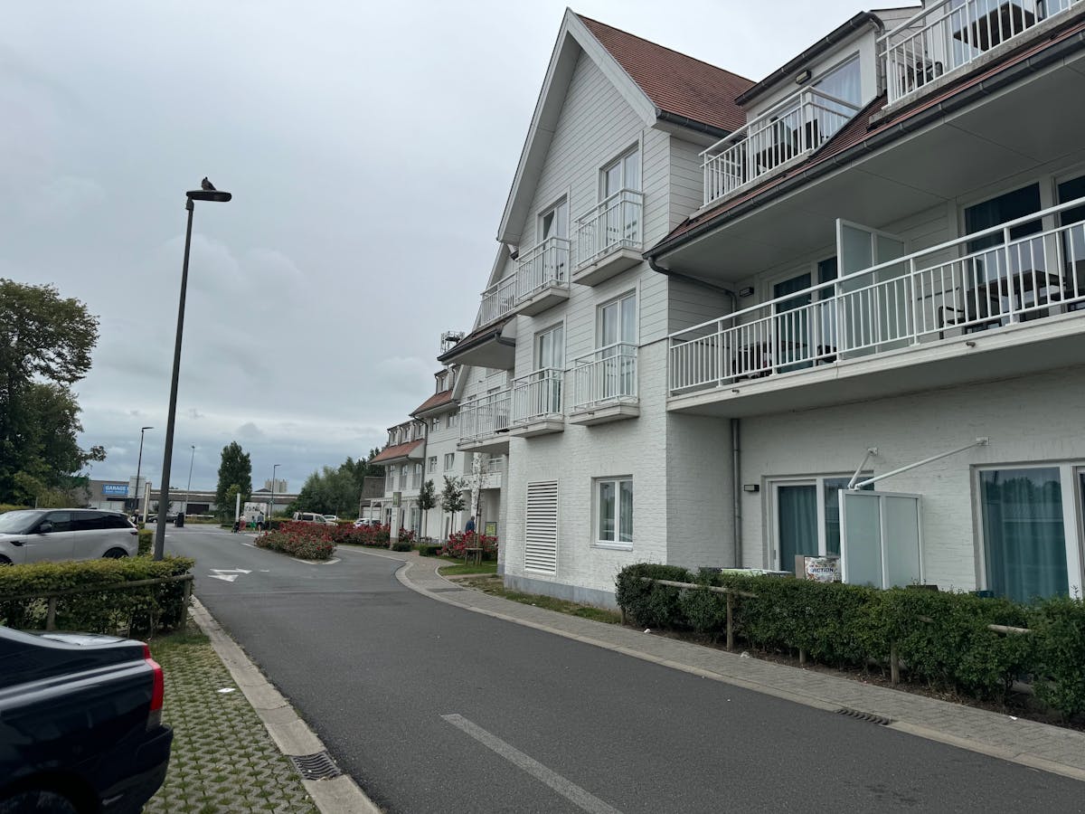 Drie staanplaatsen te koop aan ibis hotel. - foto 5