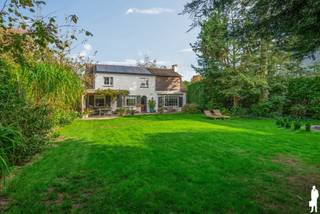 <strong>Instapklare, charmante villa met drie slaapkamers en prachtige west tuin<br /><br />Algemeen:</strong><br />
<ul>
<li>Kwalitatieve totaalrenovatie</li>
<li>Behoud van authenticiteit</li>
<li>Optimale lichtinval dankzij raampartijen en open karakter van het GLV</li>
<li>Riante leefruimte met open haard</li>
<li>Volledig geïnstalleerde Dovy keuken</li>
<li>3 ruime slaapkamers</li>
<li>Afzonderlijke bureauruimte op het GLV</li>
<li>Badkamer met ligbad en douche</li>
<li>Onderhoudsvriendelijke west georiënteerde tuin</li>
<li>Volledige privacy</li>
<li>Zeer gezellig en ruim terras</li>
<li>Overdekt terras/pergola met terrasverwarming</li>
<li>Inpandige garage</li>
<li>Oprit met voldoende parkeergelegenheid</li>
</ul>
<strong>Onmiddellijke omgeving:</strong><br />
<ul>
<li>Zeer vlotte bereikbaarheid naar Antwerpen en Brussel (E19 en trein)</li>
<li>Nabij het centrum van Kontich met scholen, winkels, openbaar vervoer en verschillende natuurgebieden op fiets- en wandelafstand</li>
</ul>
<br /><strong>Technische kenmerken:</strong><br />
<ul>
<li>Bouwjaar: 1969 - Totaalrenovatie in 2021</li>
<li>Dovy keuken met AEG toestellen ( inclusief stoomoven) en 2 koelkasten</li>
<li>CV op gas (2021)</li>
<li>20 zonnepanelen en laadpaal + batterij 10kWh</li>
<li>Airco in de master bedroom</li>
</ul>
<strong>Indeling:</strong><br /><br /><span>Gelijkvloerse verdieping:</span><br />
<ul>
<li>Inkomhal met apart gastentoilet</li>
<li>Riante leefruimte met eetkamer</li>
<li>Keuken beschikt over voldoende werkplaats en bergruimte met zicht op de tuin</li>
<li>Gezellige zithoek met open haard</li>
<li>Bureauruimte</li>
<li>Inpandige garage met voorz WM/DK</li>
</ul>
<span>Eerste verdieping:</span><br />
<ul>
<li>Ruime overloop met apart toilet</li>
<li>2 slaapkamers</li>
<li>Badkamer met ligbad en douche</li>
<li>Master bedroom met dressing</li>
</ul>
<p><br />Stedenbouwkundige inlichtingen in aanvraag<br />Voor meer informatie kan u terecht op www.deboerenpartners.be</p>