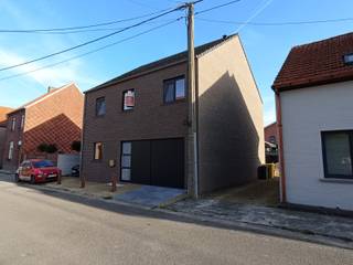 Uitstekend gelegen recente woning gelegen in een doodlopende straat!Je komt de woning binnen in de inkomhal met apart toilet. De leefruimte is ruim...