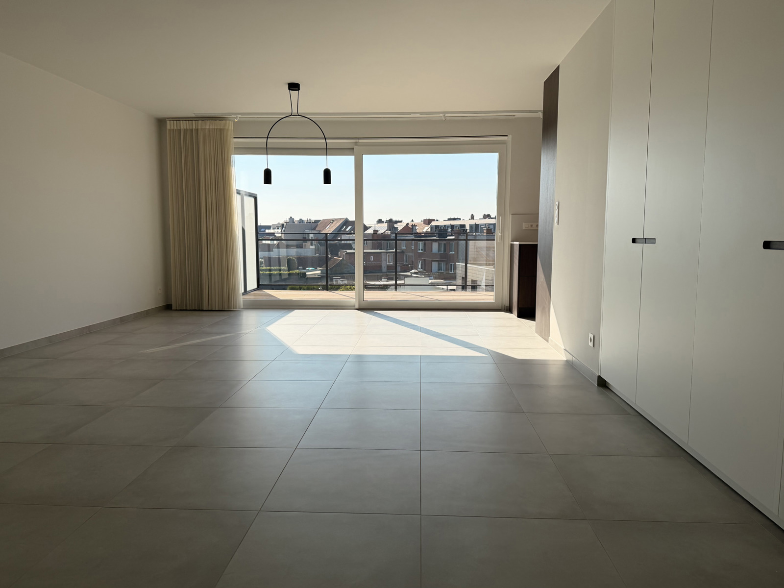 Nieuwbouw appartement met zonnig terras en parkeerplaats - foto 3