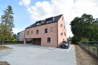 Nieuw BEN-duplexappartement met 3 slaapkamers, dakterras en dubbele autostaanplaats in Kasterlee.<br /><br />Bent u op zoek naar een energiezuinig en instapklaar appartement met voldoende ruimte voor het hele gezin? Dan is dit prachtige BEN-duplexappartement in de kleinschalige residentie Cardina zeker een bezoek waard.<br /><br />Gelegen op de tweede en derde verdieping, biedt dit appartement een bewoonbare oppervlakte van maar liefst 108 m², gecombineerd met een aangenaam dakterras.<br /><br />Bij het binnenkomen wordt u verwelkomd in de inkomhal met gastentoilet. Op deze verdieping bevinden zich eveneens een ruime slaapkamer, een moderne badkamer uitgerust met ligbad, douche en lavabomeubel, en een praktische berging/wasruimte met warmtepomp.<br /><br />Achteraan bevindt zich de lichtrijke leefruimte, waar grote raampartijen zorgen voor een aangename sfeer en een optimale verbinding met het terras. De open keuken is volledig ingericht met kookplaat, afzuigkap, ingebouwde koelkast en vaatwasser. Via het schuifraam bereikt u het zonnige dakterras, de ideale plek om te ontspannen.<br /><br />De bovenverdieping omvat een nachthal en twee extra slaapkamers, perfect als kinder-, logeer- of hobbykamer.<br /><br />Op het gelijkvloers beschikt u bovendien over twee privatieve autostaanplaatsen, wat een absolute troef is in het centrum van Kasterlee.<br /><br />Dit appartement geniet van een rustige ligging nabij het centrum van Kasterlee, met alle dagelijkse voorzieningen binnen handbereik:<br /><br />Het appartement wordt momenteel nog geschilderd en wordt volledig instapklaar opgeleverd.<br /><br />Troeven<br />✅ Energiezuinig BEN-appartement<br />✅ Instapklaar<br />✅ 3 volwaardige slaapkamers<br />✅ Lichtrijke leefruimte met open keuken<br />✅ Aangenaam dakterras<br />✅ Twee privatieve autostaanplaatsen<br />✅ Kleinschalige residentie<br />✅ Centrale ligging in het hart van Kasterlee<br /><br />Interesse? Neem gerust contact op voor meer informatie of een vrijblijvend plaatsbezoek.<br />📞 0496 51 10 10<br />📧 christoffel@vastgoedpicavet.be<br /><br />